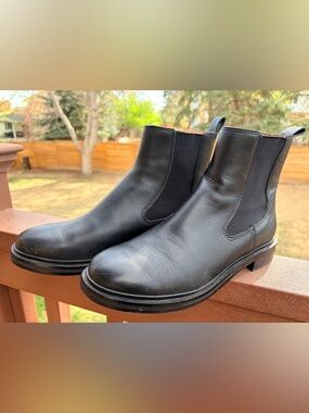 Madewell Classic Black Chelsea Boots for Women - Sleek Slip-On Style.